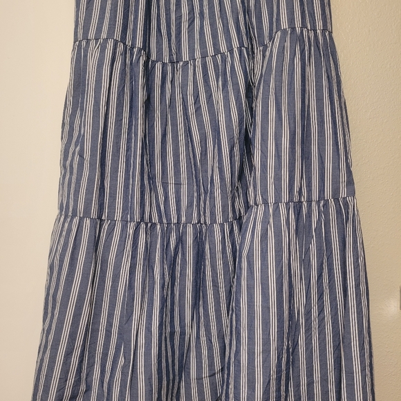 Blue and white skirt - Picture 4 of 4